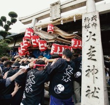 大木火走神社秋祭りの担いダンジリ行事 