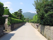 知覧麓のメインストリート（本馬場通り）のかぎ型の通りと石敢當 