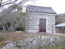 石蔵（旧波節岩灯標脂油庫） 