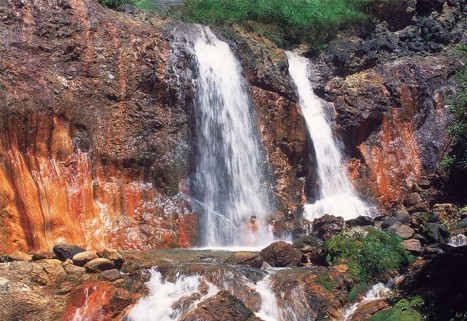湯殿山の滝行を行う御滝