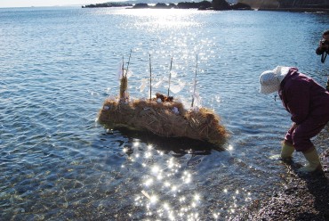 女性たちだけで藁船を流す　国崎のノット正月