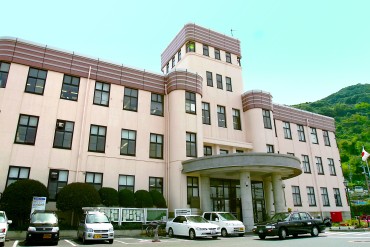 無装飾のインターナショナル・スタイルを基調とするモダンな外観―門司区役所(旧門司市役所)［構成文化財］