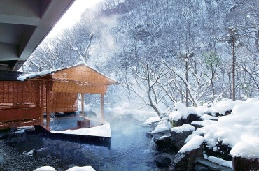 【磐梯熱海温泉】やわらかな泉質で、伝説の乙女・萩姫ゆかりの「美人をつくる湯」として知られる磐梯熱海温泉。五百川沿いに旅館やホテルが建ち並んでいます。