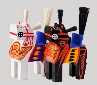 【張子人形】デコ屋敷と呼ばれる4軒の家々が数百年の伝統を守り、張子人形や張子面、三春駒などを作り続けて今日に伝えています。デコ屋敷の「でこ」というのは人形の事であり、人形屋敷ということです。各家が所有する人形木型は、県重要文化財に指定されています。