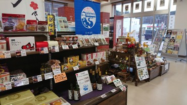 【一本の水路ブランド認証産品コーナー】熱海多目的交流施設「ほっとあたみ」内にある磐梯熱海観光物産館では、一本の水路ブランドとして認証を受けた産品を取り扱う、販売コーナーを新たに開設しました。