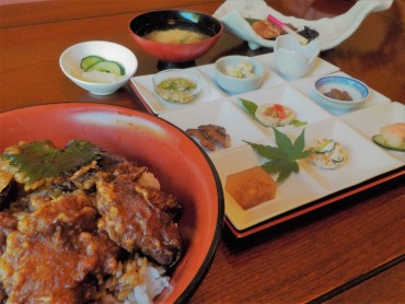 【鯉料理】安積疏水事業の完成後、かんがい用ため池で鯉の養殖が盛んになり、市町村別の生産量が全国１位を誇ります。今では、鯉の料理と特産品を広めるため、「鯉に恋する郡山プロジェクト」が進められています。