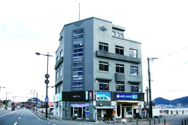 歴史的なデザインは影を潜めたアール・デコの建物—関門ビル(旧関門汽船株式会社)［構成文化財］