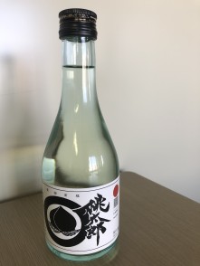 宮下酒造株式会社が製造した純米酒にナノグラフィカがラベルデザインを手がけた清酒「桃太郎」が岡山市北区一宮１０４３ももたろうマルシェ「ももっぱれ！！」酒類販売所にて販売中です。お土産用として３００ml瓶をご用意しています。また、お祝い用、樽セットの受付も行っています。　お問い合わせ　ナノグラフィカ　岸本圭司　09037448181 ももっぱれ　momoppare@gmail.com