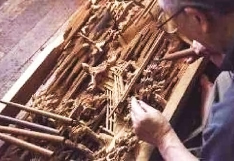 鑿を振るう彫刻職人