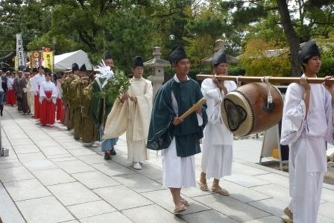 えべっさんの酒醸造祈願祭を行うため西宮神社本殿まで練り歩く