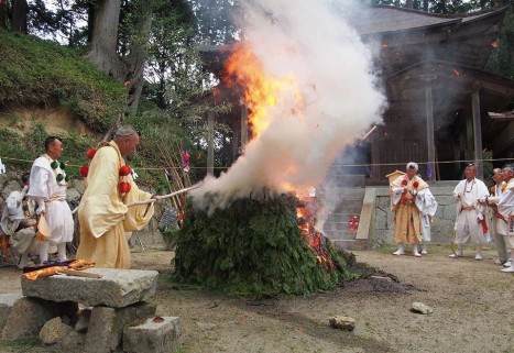 山伏たちによる護摩修行
