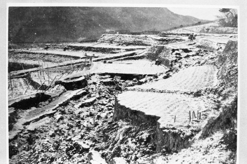 昭和7年の地すべりによる地割れの様子