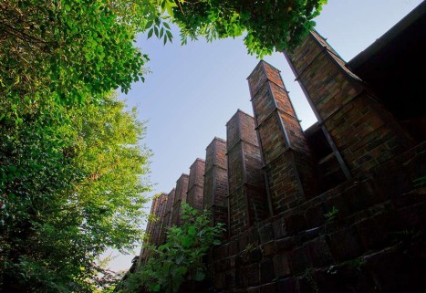 立ち並ぶ煉瓦の煙突