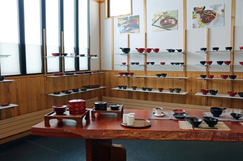 塗師の研修生が漆器の生産販売を行う安比塗漆器工房