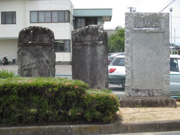 西麻植会館前　藍商人　石原六郎の頌徳碑