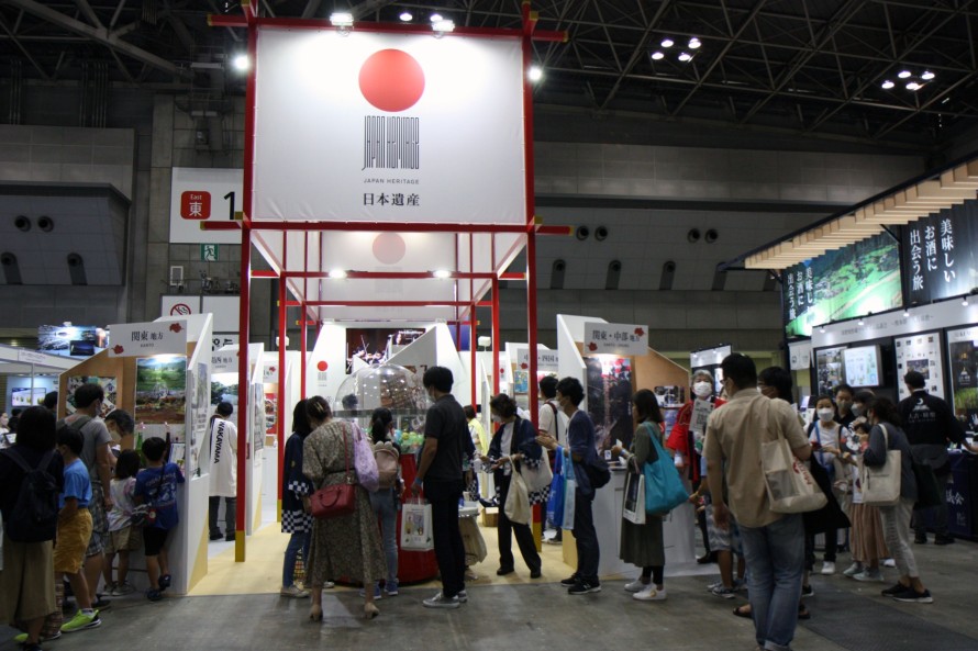 カプセルトイマシーンに並ぶ人々