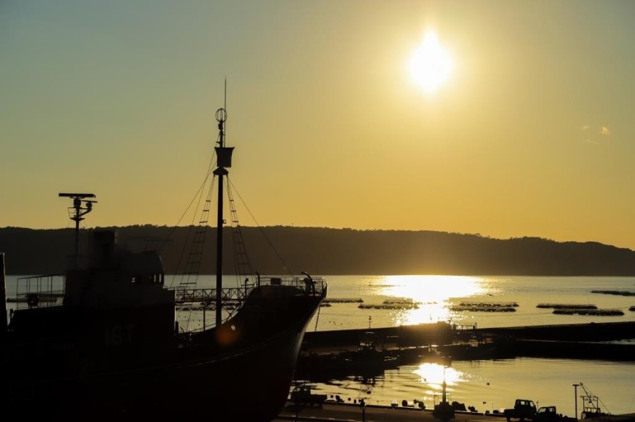 黄金の夕日の鮎川港