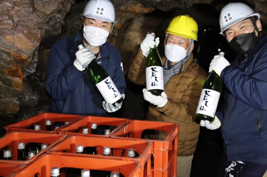 鹿折金山坑道での日本酒熟成