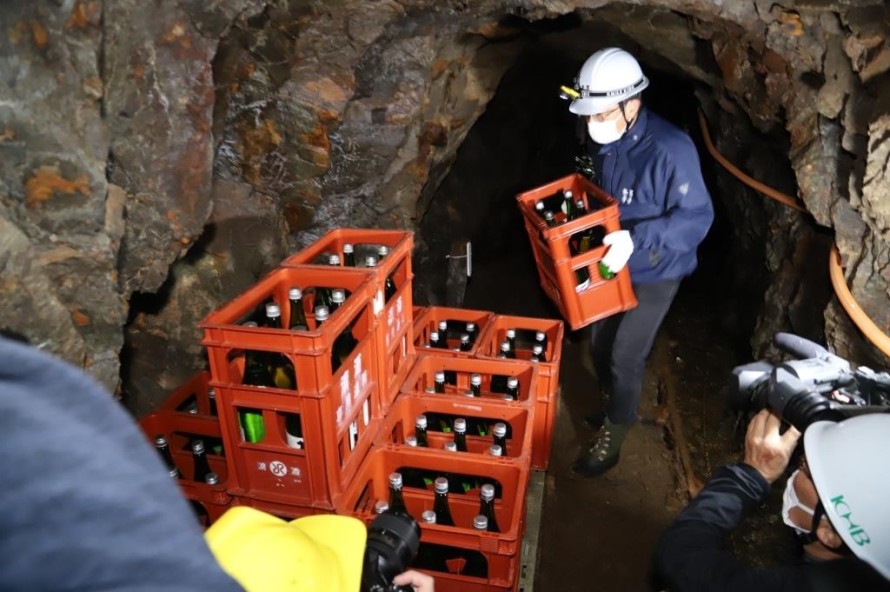 鹿折金山坑道での日本酒熟成