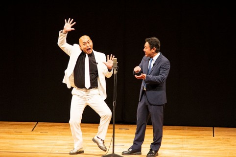 人気お笑いコンビ・錦鯉による漫才