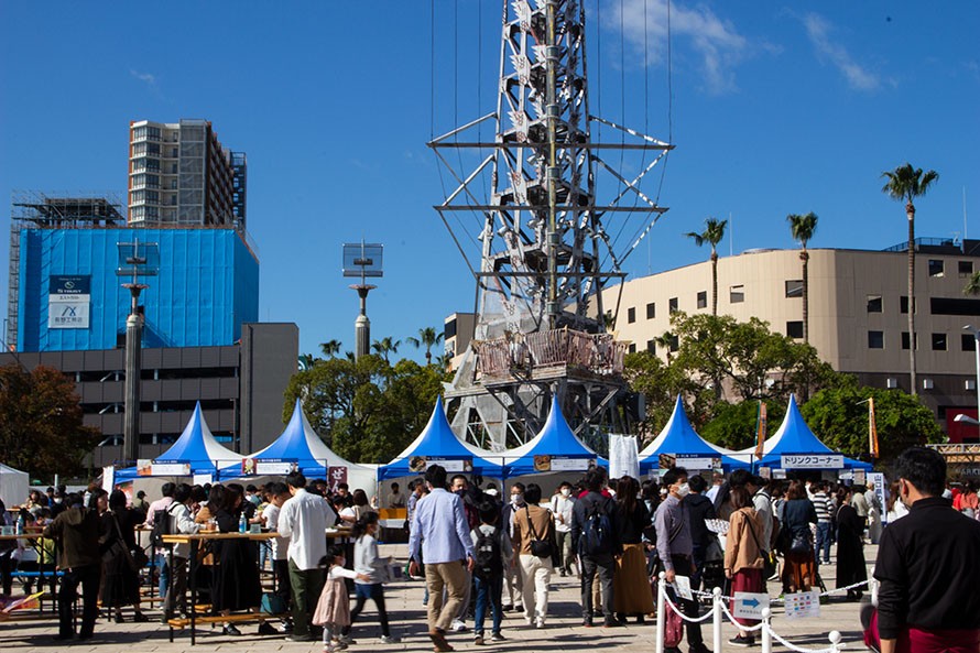 様々なお店のテントが並ぶ様子
