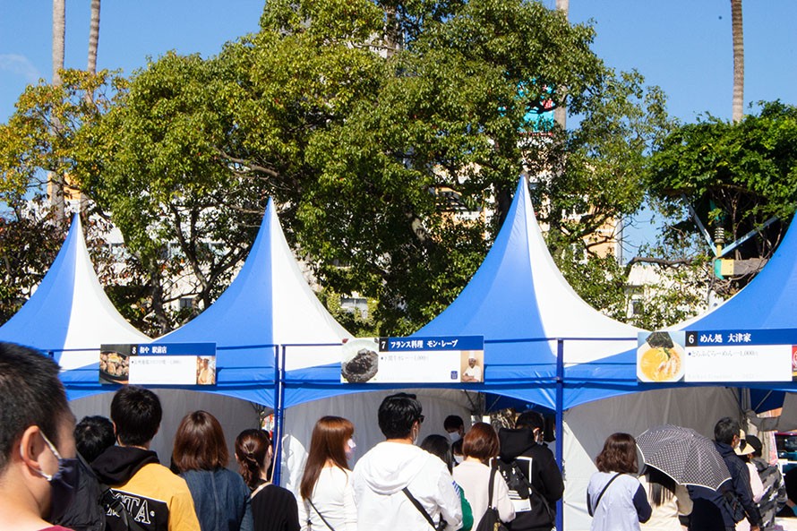 ブースに訪れて並ぶ人々