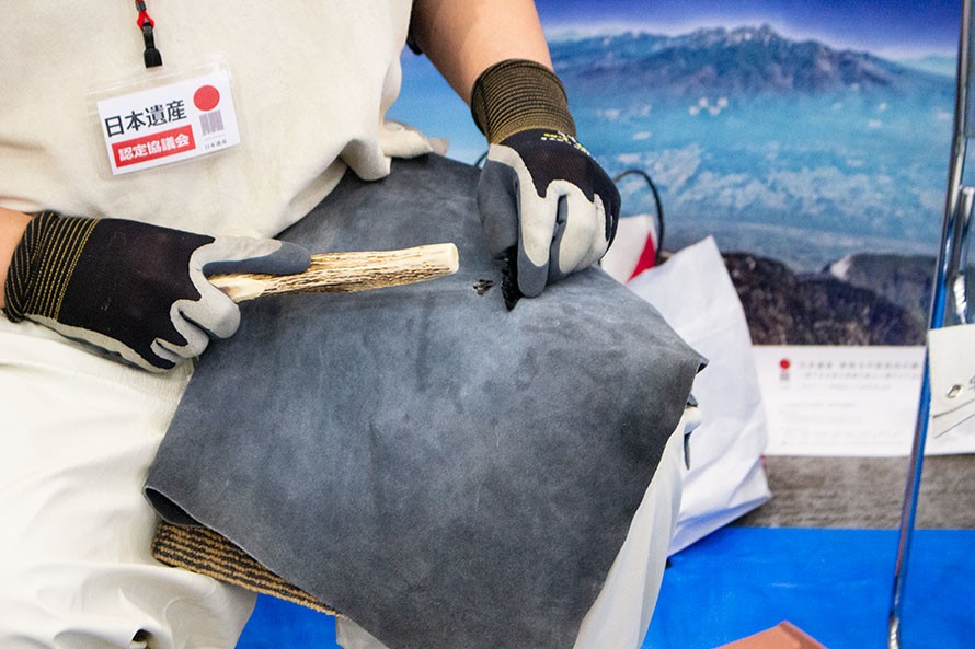 黒曜石の展示、加工の実演の様子（星降る中部高知の城門世界／山梨県・長野県）