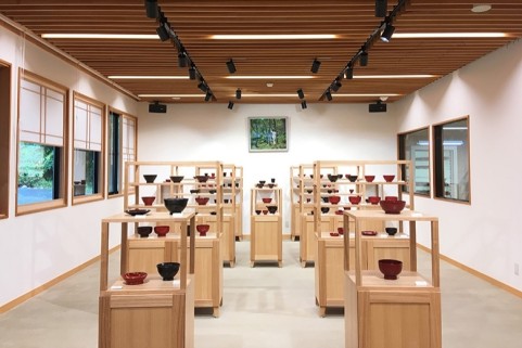 職人が漆塗りを公開しながら展示販売を行う滴生舎
