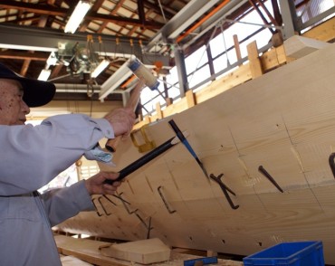 鵜飼観覧船の造船技術　釘打ちの様子