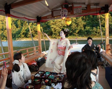 船上での舟遊びの様子