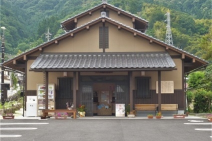 三朝温泉の源泉は「株湯」と言われており、付近には大久保左馬之祐と白狼の像も設置されています