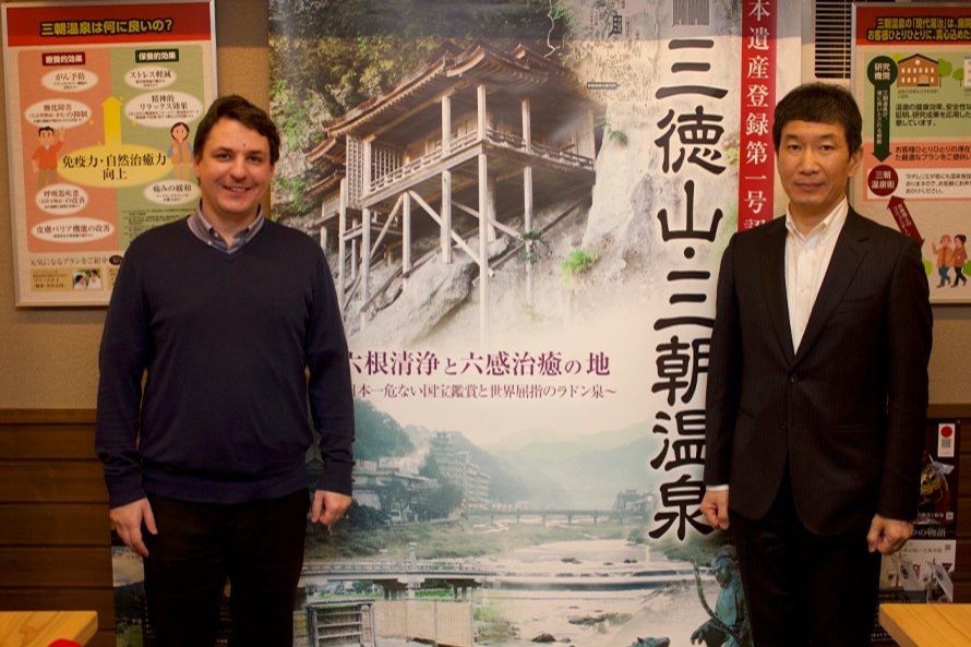 左）三朝温泉観光協会職員 アントニーさん、右）日本遺産地域プロデューサー 三朝温泉旅館協同組合 理事長 沖田さん