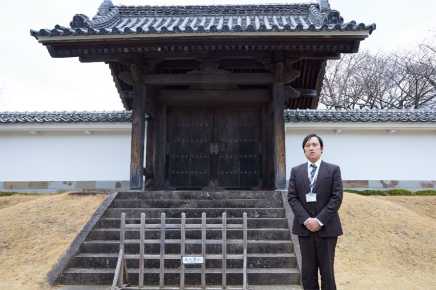 藤尾隆志さん｜藩主の来館や特別な行事のみ開門された弘道館の正門前で
