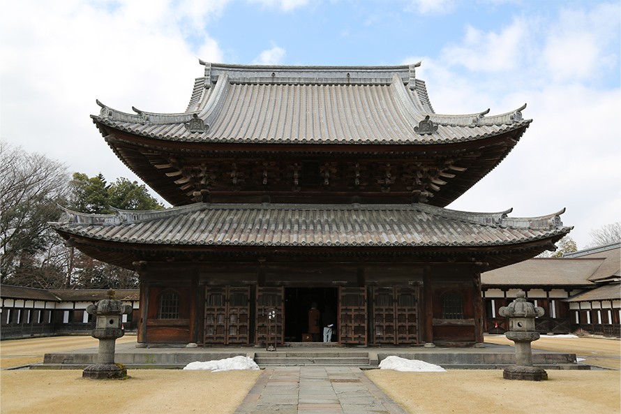 高岡の礎を築いた加賀前田家二代当主 利長を祀る菩提寺、瑞龍寺（国宝）