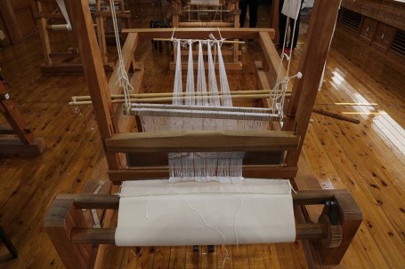 麻もしくは絹を使った、本格的な織物を体験できます（有料、要予約）。