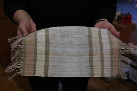 麻もしくは絹を使った、本格的な織物を体験できます（有料、要予約）。