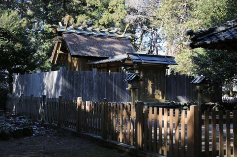 周辺から、平安時代の大規模な塀列や掘立柱建物の跡が発掘され、ここにも斎王の御殿があった場所ではないかといわれている竹神社。
