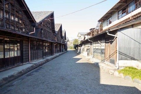 後藤織物のノコギリ屋根工場。ノコギリの歯の形に似た、三角屋根が特徴的です。工場内を見学することも可能。（有料・予約制）