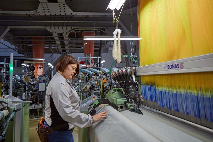 設備投資にも熱心な小林当織物。大型の機械から繊細な「桐生テキスタイル」が生み出されます