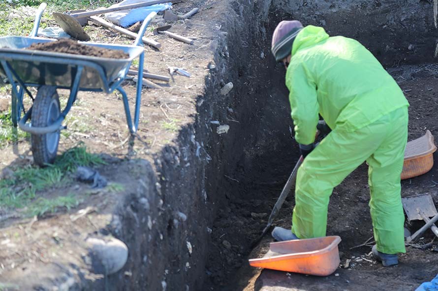 発掘調査では、柱の跡を頼りに建物の構造や大きさを推測しているといいます。