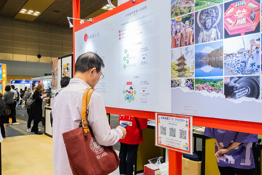 展示物からヒントを探る来場者