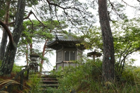 頼賢碑を納める鞘堂