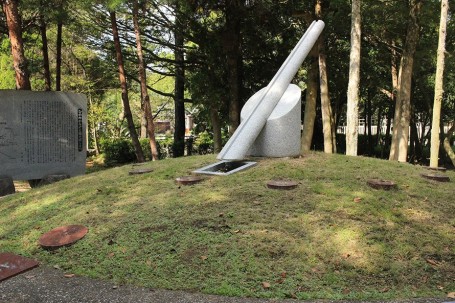 モニュメント「陽の道しるべ」