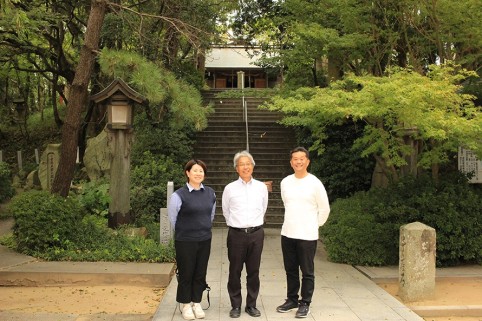 淡路市教育委員会の伊藤宏幸さん（中央）、淡路島観光協会の地白雅則さん（右）、森崎ひとみさん（左）