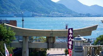亀山八幡宮から望む関門海峡