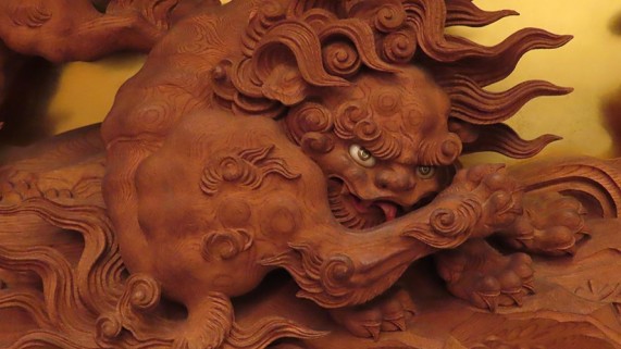 鳳凰台下段に配置された「谷越え獅子」