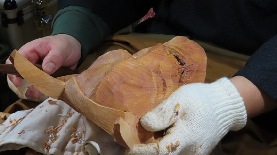 制作中の「般若」の能面