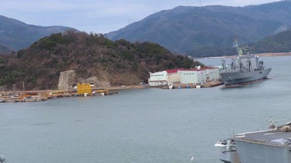 護衛艦「ひゅうが」と小さな島