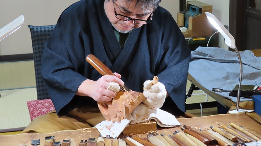 吉野昌征さんが般若の面を彫る様子