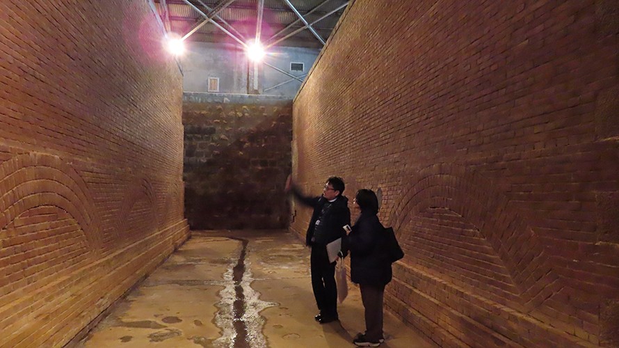 迫力と美しさを兼ね備えている導水壁